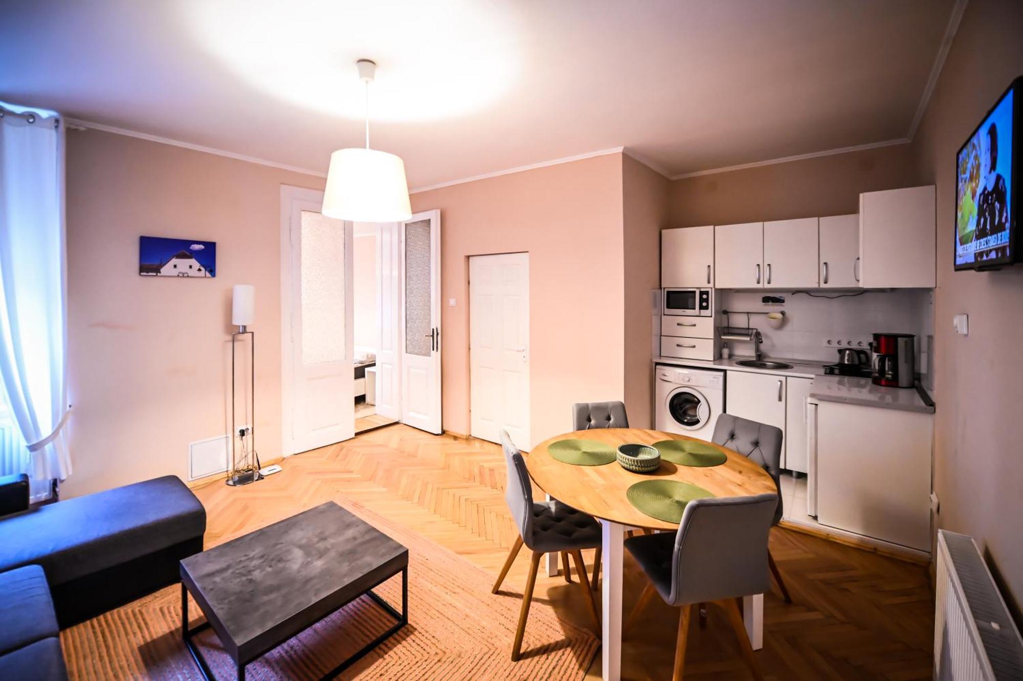 Jules' Sunny, Spacious And Central Apartment Sibiu Eksteriør billede