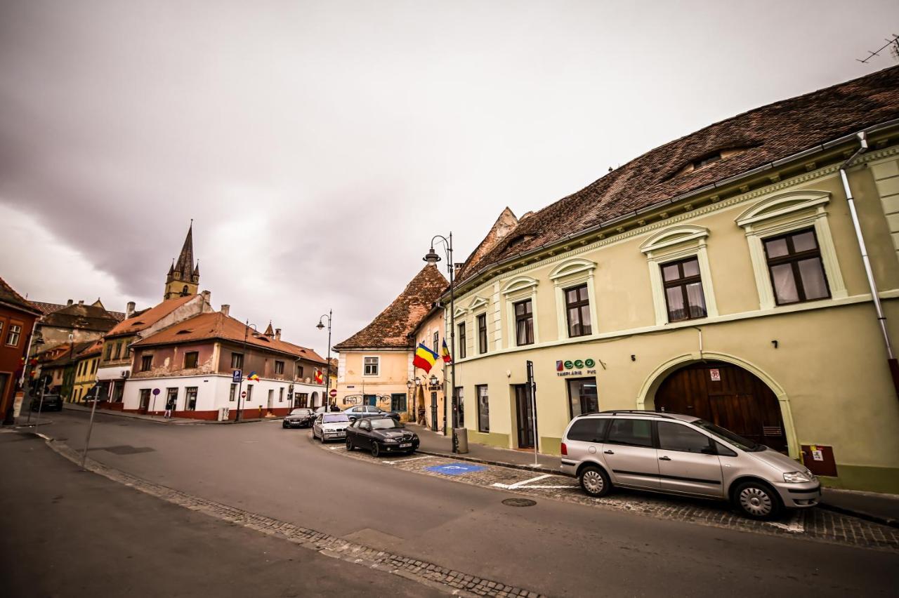 Jules' Sunny, Spacious And Central Apartment Sibiu Eksteriør billede